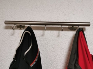 Garderobenstange behängt
