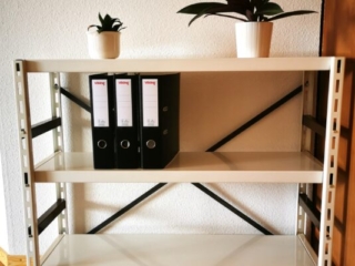 Stabilregal weiß mit Inhalt 1